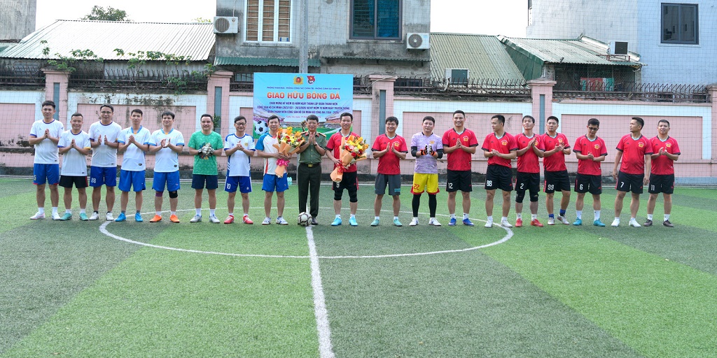 Tặng hoa cho 02 đội bóng