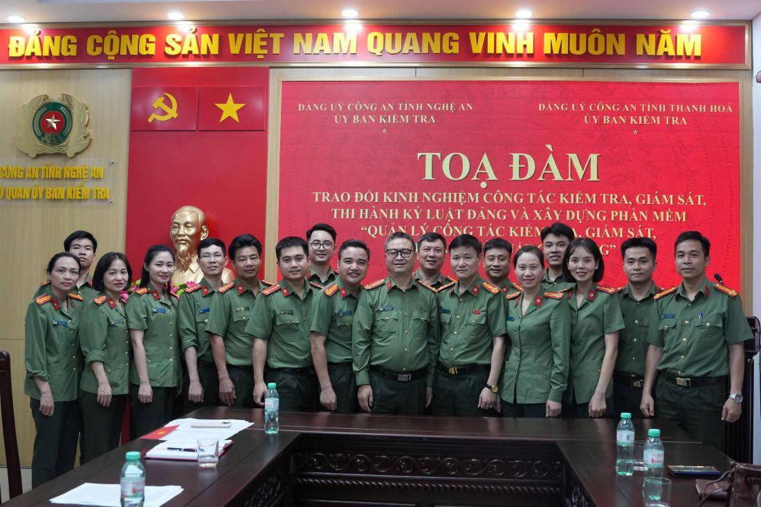 Đại biểu chụp ảnh lưu niệm