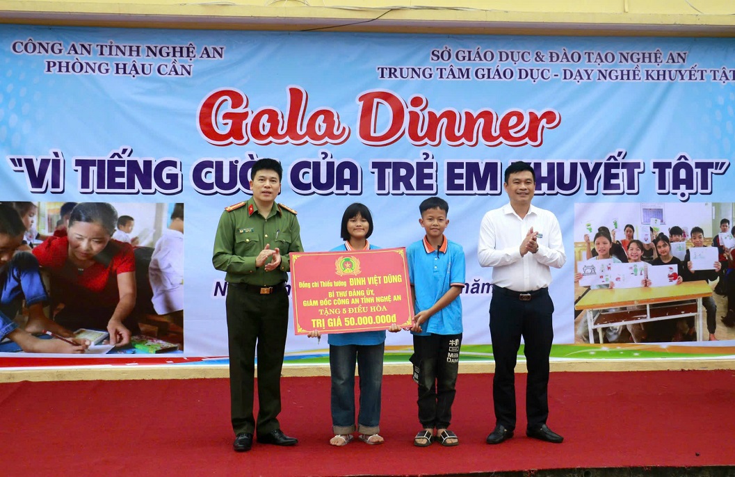 Đồng chí Đại tá Trần Hồng Quang thừa ủy quyền trao tặng 5 bộ điều hòa, là phần quà của cá nhân đồng chí Thiếu tướng Đinh Việt Dũng, Bí thư Đảng ủy, Giám đốc Công an tỉnh tới thầy và trò Trung tâm