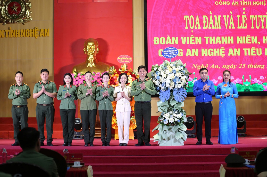 Đại diện Hội Liên hiệp phụ nữ tỉnh, Tỉnh đoàn tặng hoa chúc mừng Ban Phụ nữ, Ban Thanh niên  Công an tỉnh