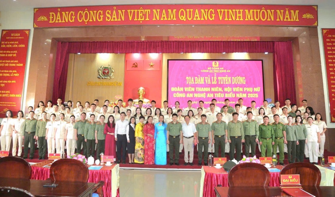 Đại biểu chụp ảnh lưu niệm