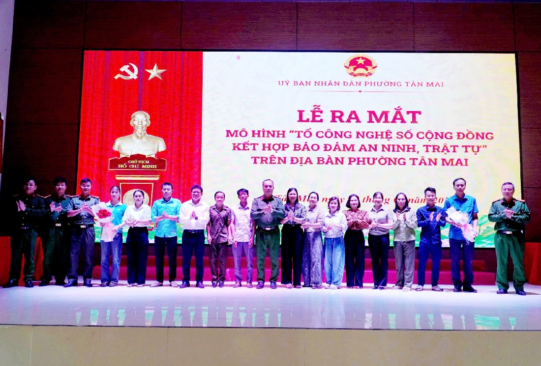 Lãnh đạo phường tặng hoa chúc mừng “Tổ công nghệ số cộng đồng kết hợp bảo đảm ANTT”