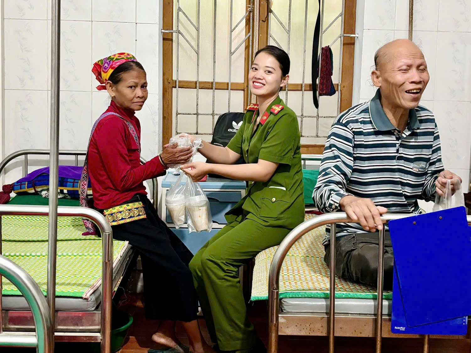 Cháo được trao tận tay đến bệnh nhân và người nhà 