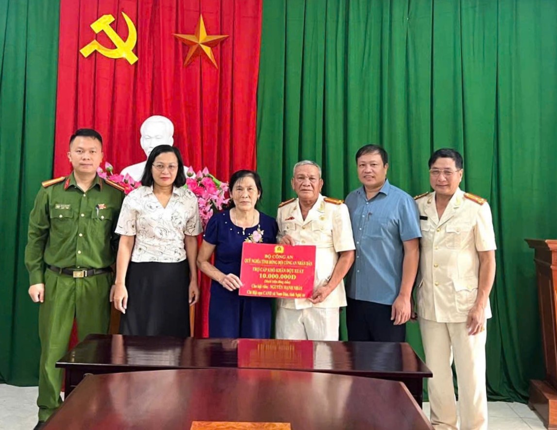 Chi hội cựu Công an nhân dân xã Nam Đàn trao “Quỹ nghĩa đồng đội”