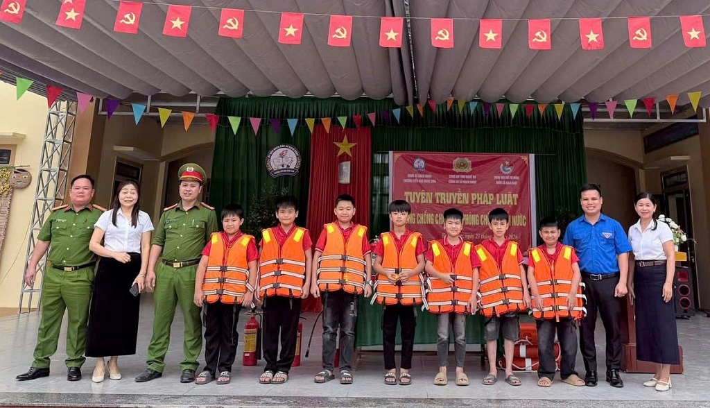 Công an xã Bạch Ngọc tuyên truyền cho học sinh bằng hình thức dễ hiểu, dễ nhớ