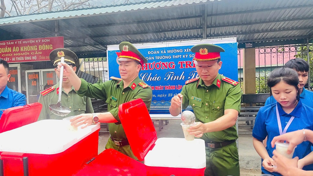 Suất cháo được trao đến tay bệnh nhân, góp phần hỗ trợ bữa ăn trong thời gian điều trị