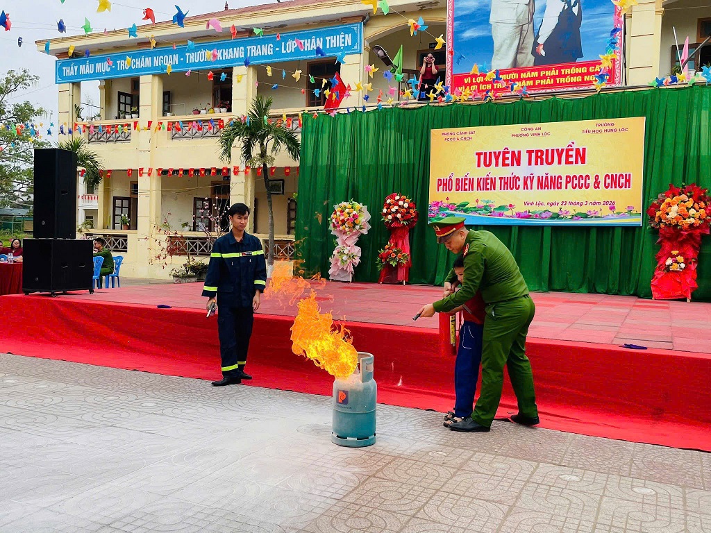 Công an phường Vinh Lộc và Phòng Cảnh sát PCCC & CNCH tuyên truyền, phổ biến kiến thức và kỹ năng PCCC & CNCH