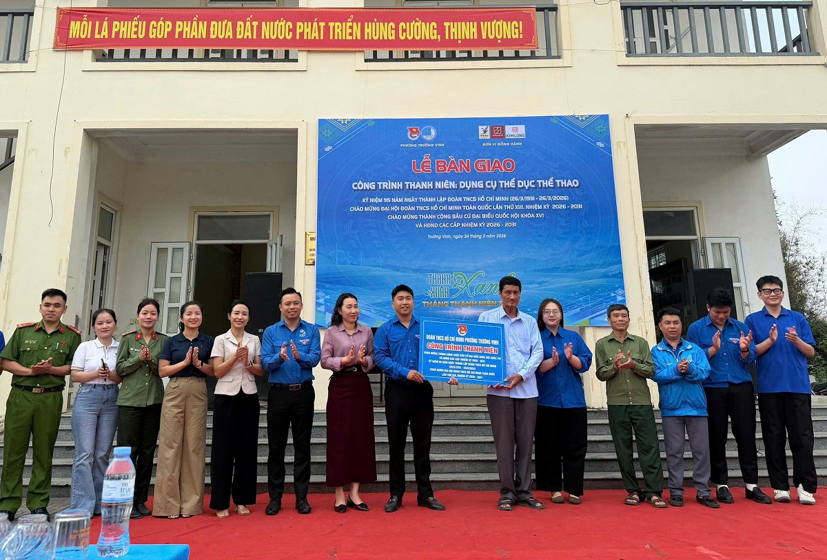 Bàn giao công trình thanh niên: “Dụng cụ thể dục thể thao”