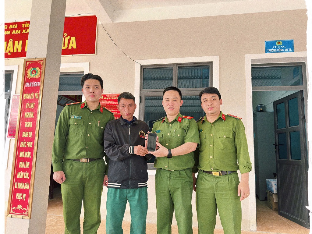 Công an xã Keng Đu trao trả tài sản bị đánh rơi cho người dân