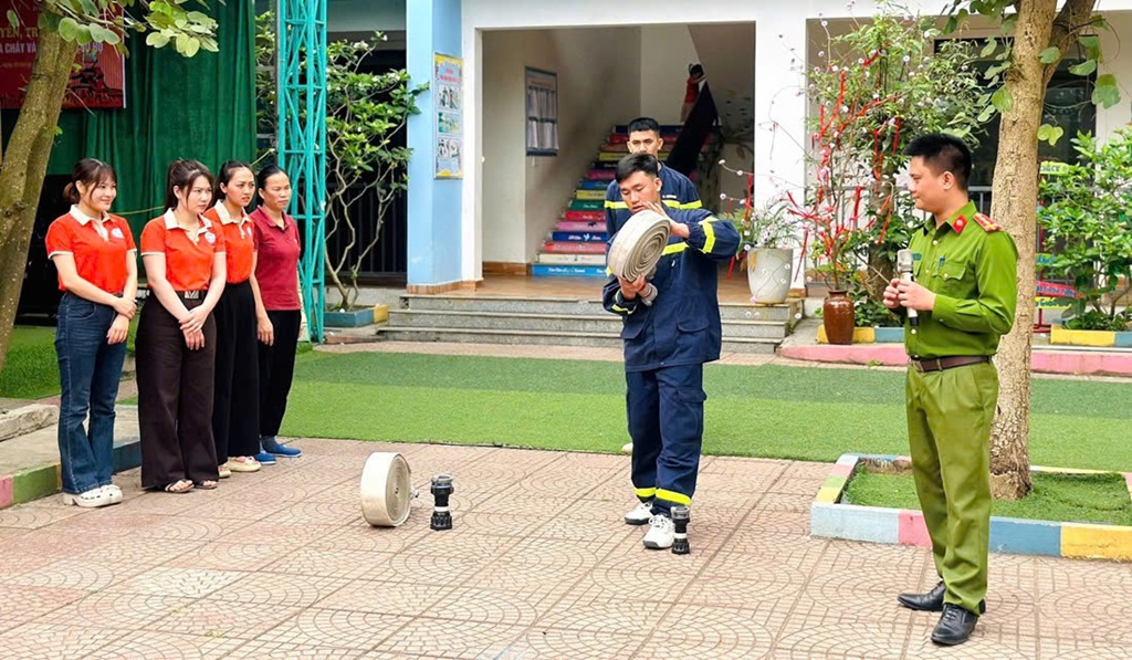 Công an xã Nghĩa Đàn tuyên truyền phòng cháy, chữa cháy và cứu nạn cứu hộ