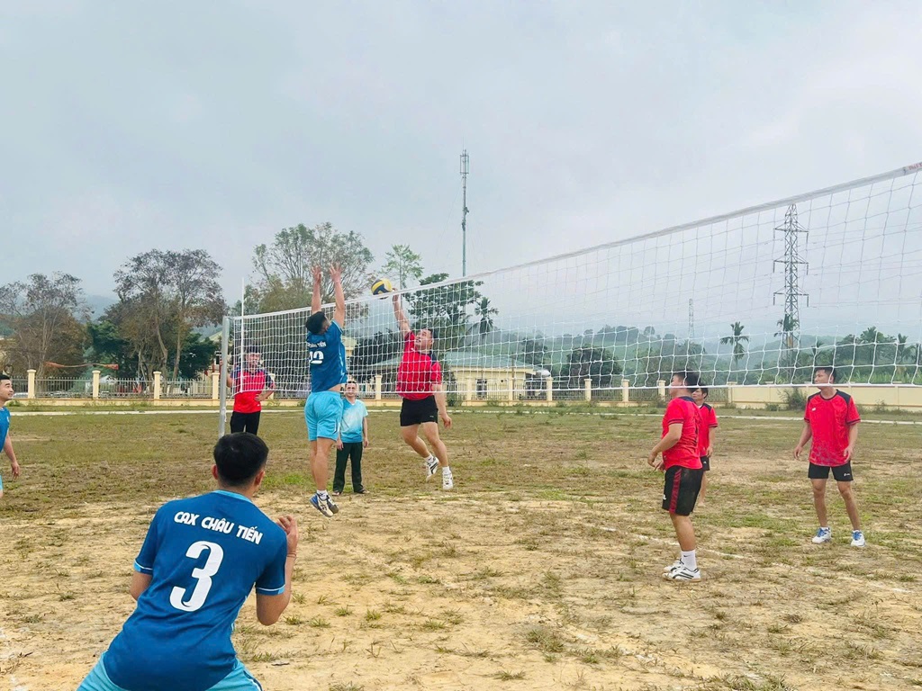 Công an xã Châu Tiến tổ chức giải bóng chuyền “Trao yêu thương, nâng bước em đến trường