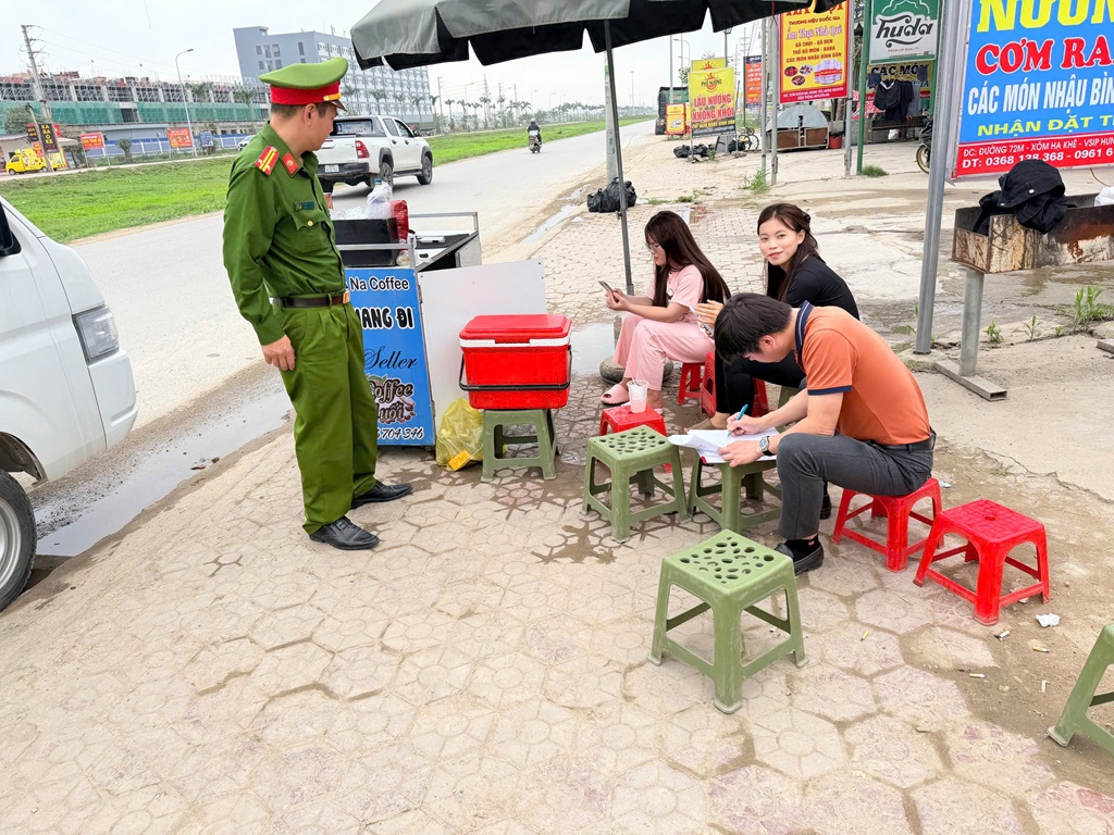 Công an xã Hưng Nguyên ra quân chống tái lấn chiếm hành lang an toàn giao thông 