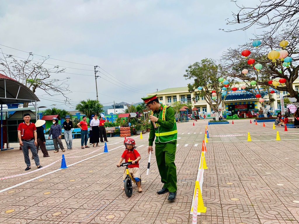 Công an xã Hải Lộc hướng dẫn trẻ kỹ năng tham gia giao thông an toàn