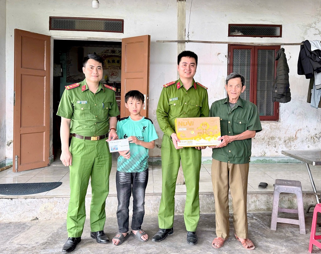 Công an xã động viên, trao quà đến em Lê Văn Bảo Dũng