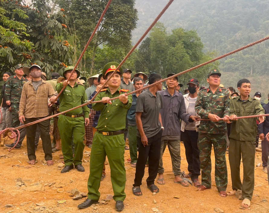Công an xã và người dân chung tay dựng lại nhà cho ông Lô Văn Thắng