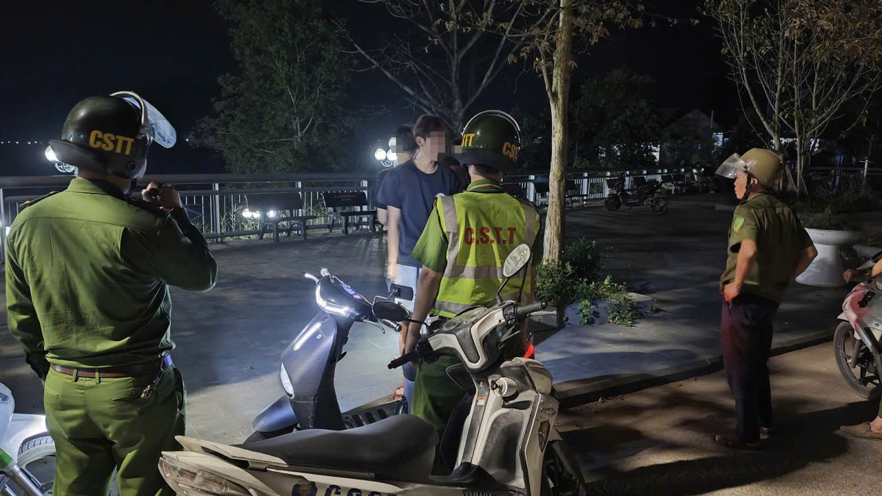Công an xã  Vạn An tuần tra đêm, xử lý vi phạm 