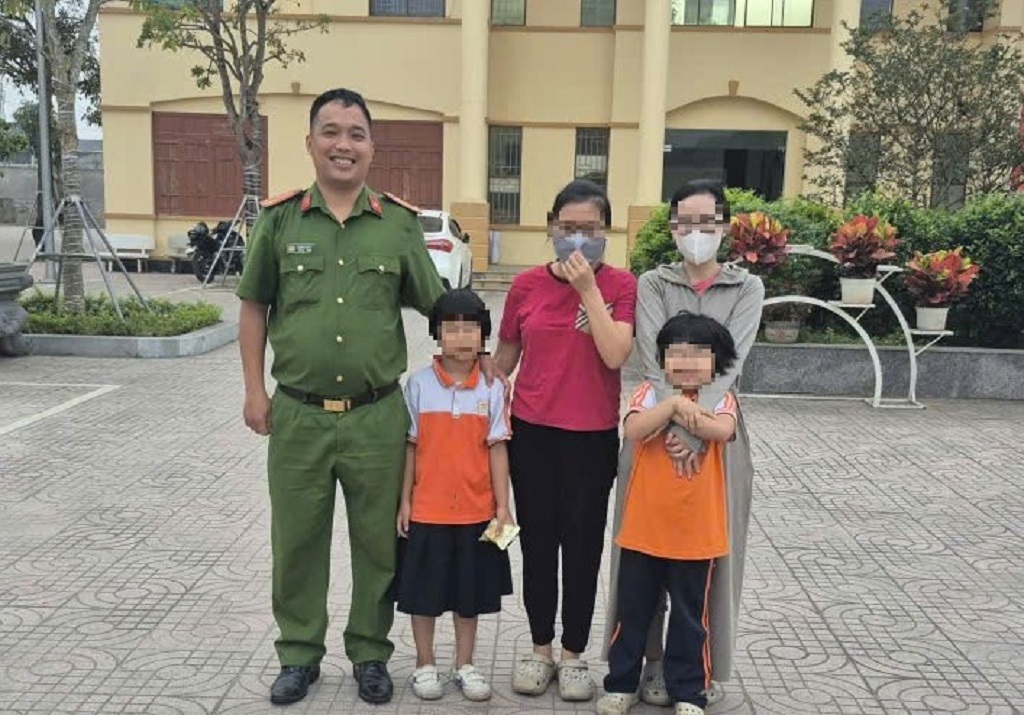 Công an phường Vinh Hưng bàn giao hai cháu an toàn cho người thân