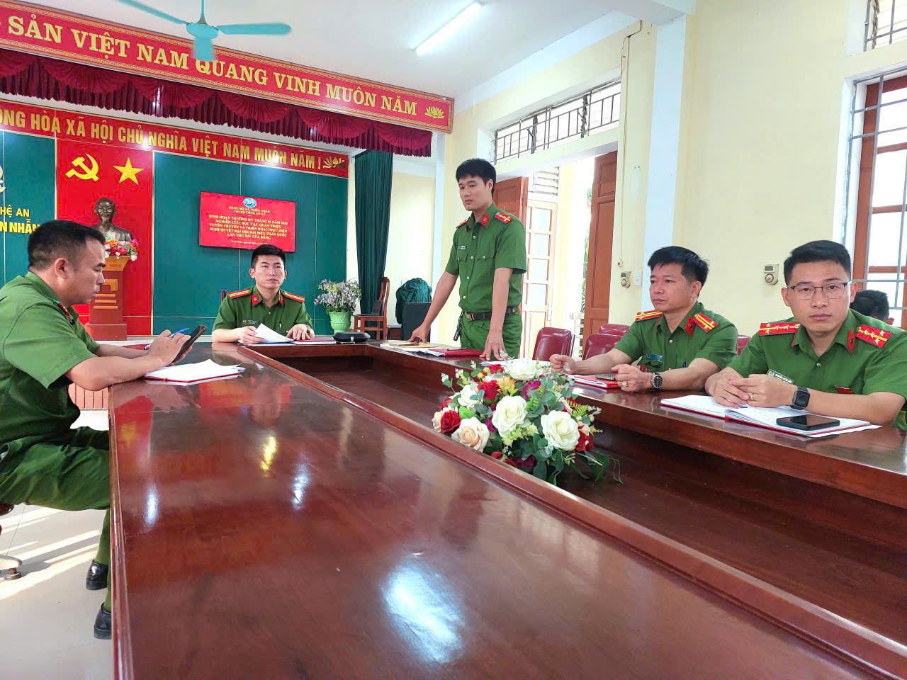 Công an xã Thiên Nhẫn đẩy mạnh học tập, quán triệt Nghị quyết Đại hội XIV của Đảng 