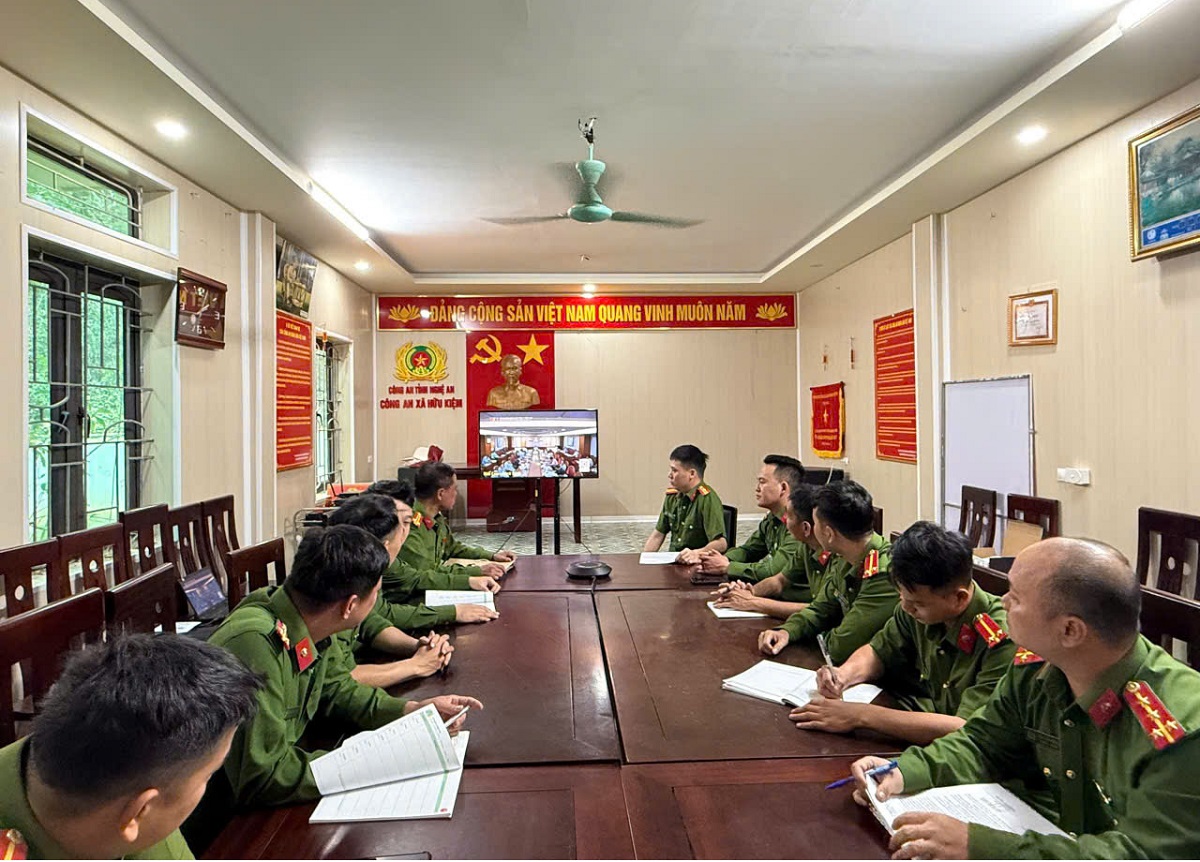 Toàn thể cán bộ, chiến sỹ tập trung học tập Nghị quyết