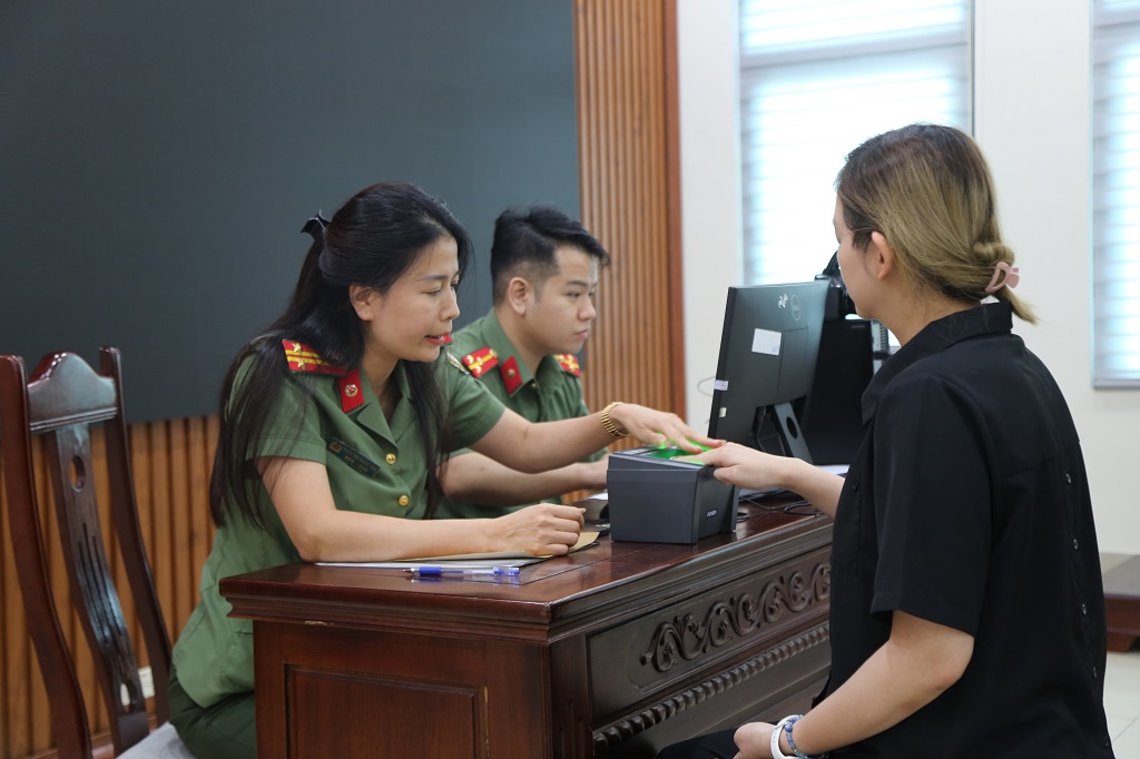 Phòng Quản lý Xuất nhập cảnh kiểm tra công tác làm các thủ tục để cấp định danh điện tử cho người nước ngoài