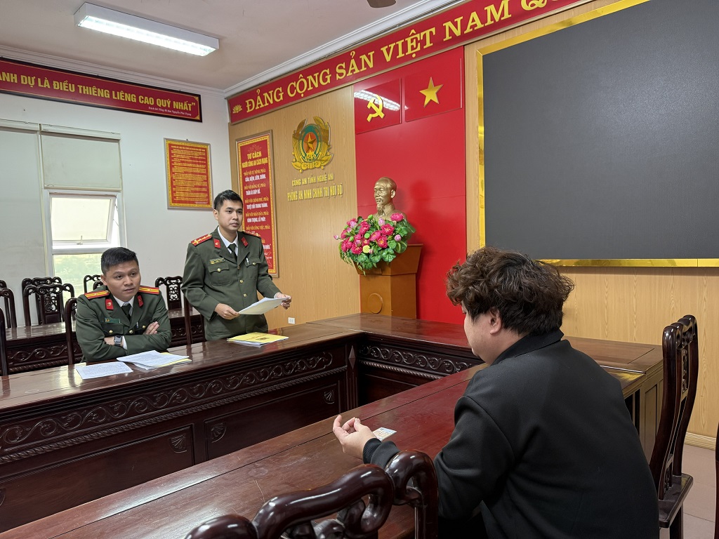 Phòng An ninh chính trị nội bộ ra Quyết định xử phạt vi phạm hành chính đối với 01 đối tượng vi phạm hành chính về hành vi “Thu thập, sử dụng thông tin của tổ chức mà không được sự đồng ý theo quy định của pháp luật”.