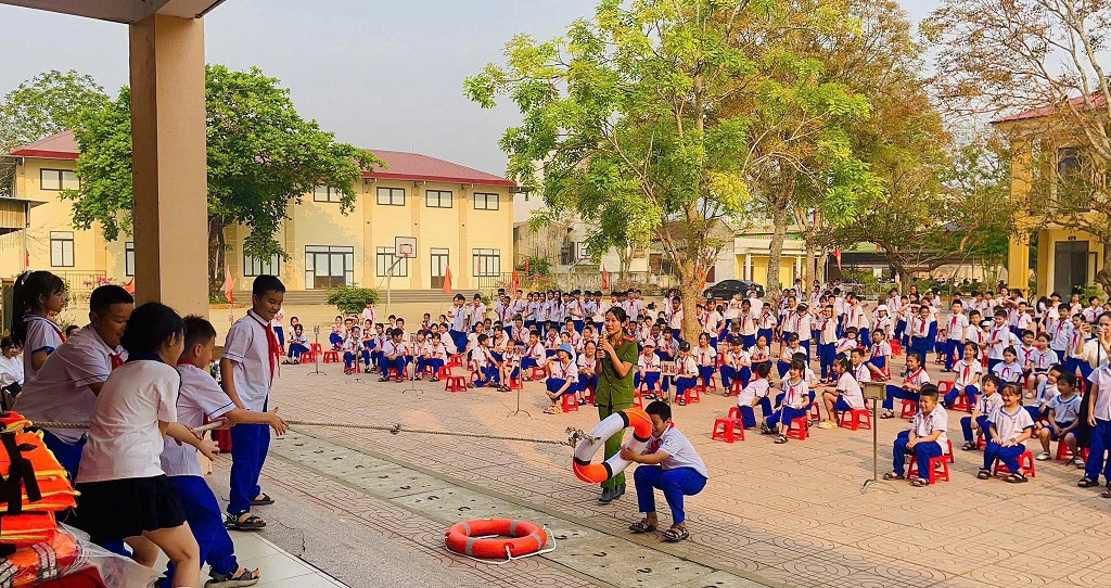 Công an xã Đông Hiếu tuyên truyền phòng, chống đuối nước cho học sinh