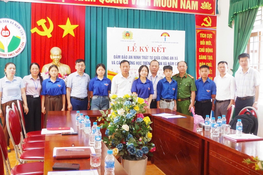 Lễ ký kết quy chế phối hợp bảo đảm an ninh trật tự giữa Công an xã Nậm Cắn và các trường học