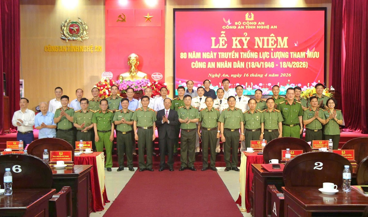 Đại biểu chụp ảnh lưu niệm