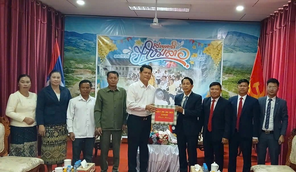 Đoàn công tác xã Kim Bảng chúc mừng cán bộ, chính quyền, lực lượng Công an và Nhân dân huyện Xaychamphon, tỉnh Bolikhamxay