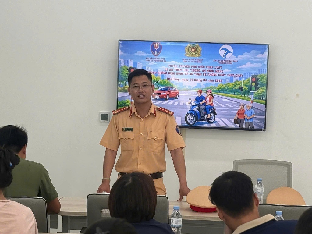 Công an xã Đại Đồng phối hợp với Đội Cảnh sát giao thông số 5 tuyên truyền bằng hình thức đa dạng, phong phú, giúp người lao động dễ hiểu, dễ nhớ