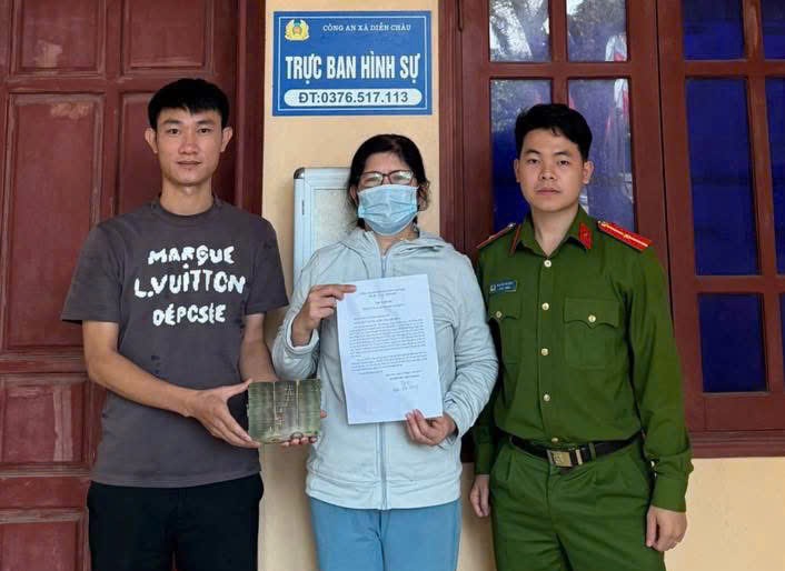 Dưới sự chứng kiến của Công an xã Diễn Châu, anh Trần Văn Dương trao trả tài sản cho chị Đ.T.D