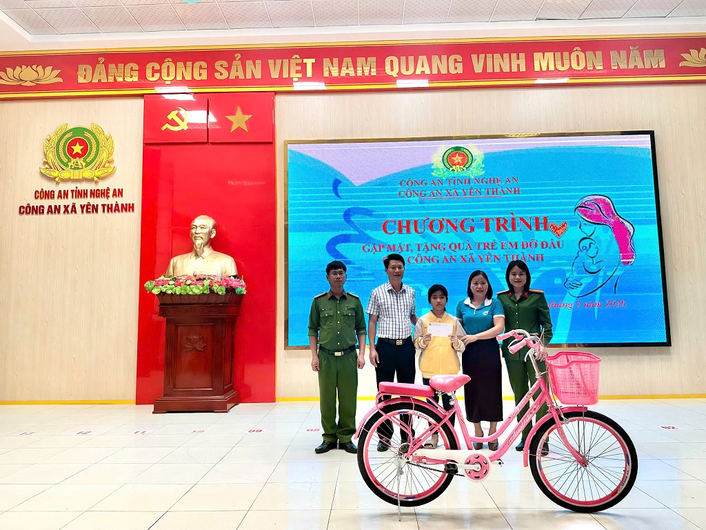 Công an xã gặp mặt, trao quà tặng 