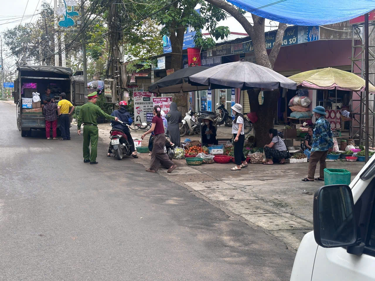 Công an xã nhắc nhở người dân có hành vi lấn chiếm lòng, lề đường để kinh doanh, buôn bán