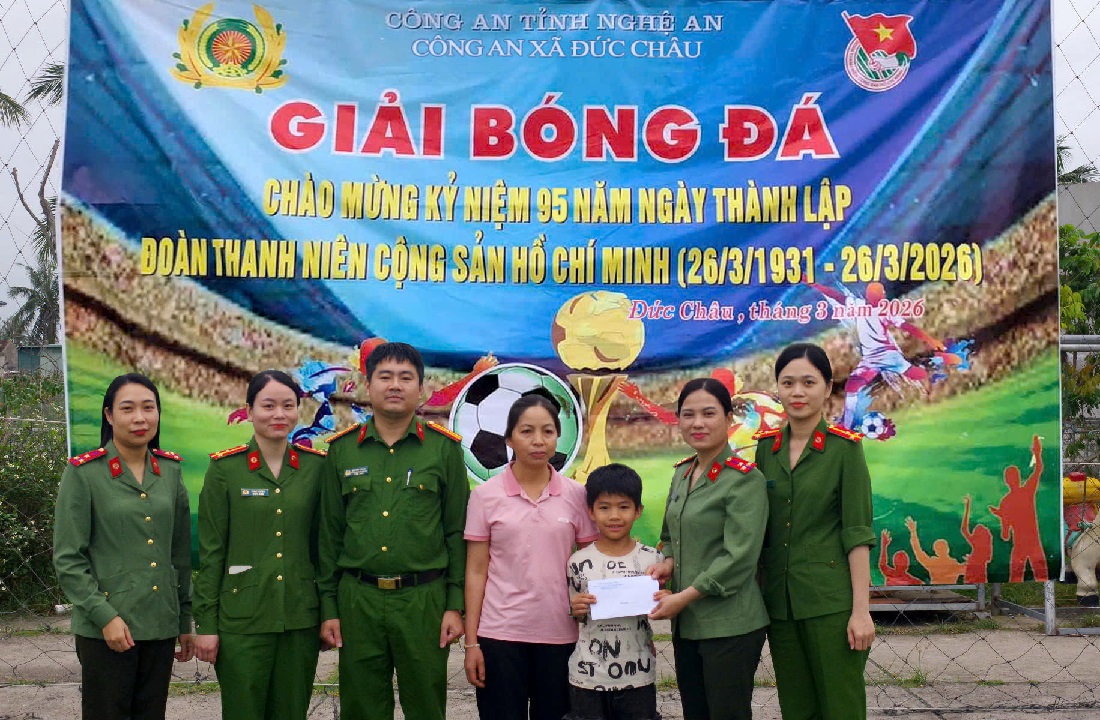 Thông qua trận đấu, Công an xã gây quỹ tặng “con nuôi” của đơn vị 