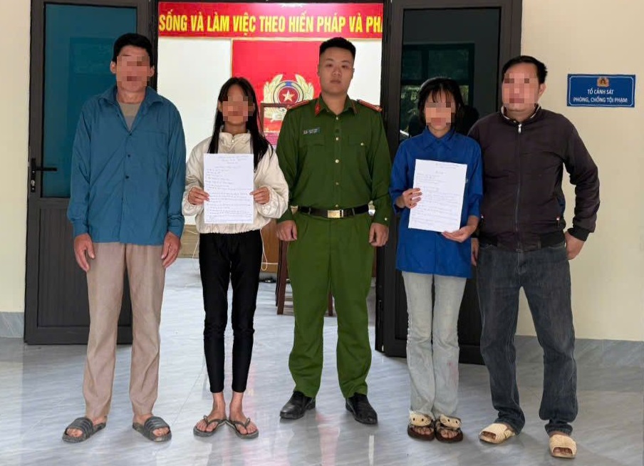 Công an xã Mường Quàng bàn giao 02 em cho gia đình 