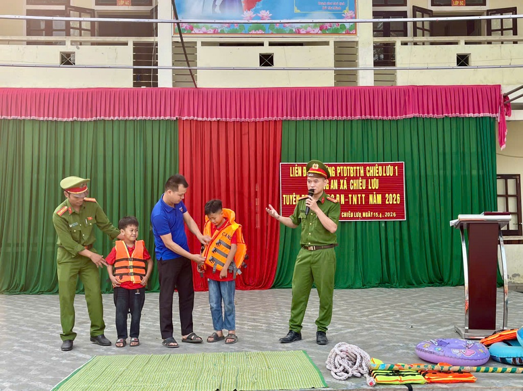 Công an xã Chiêu Lưu và Đoàn Thanh niên xã tuyên truyền với hình thức trực quan, giúp học sinh dễ hiểu, dễ nhớ 