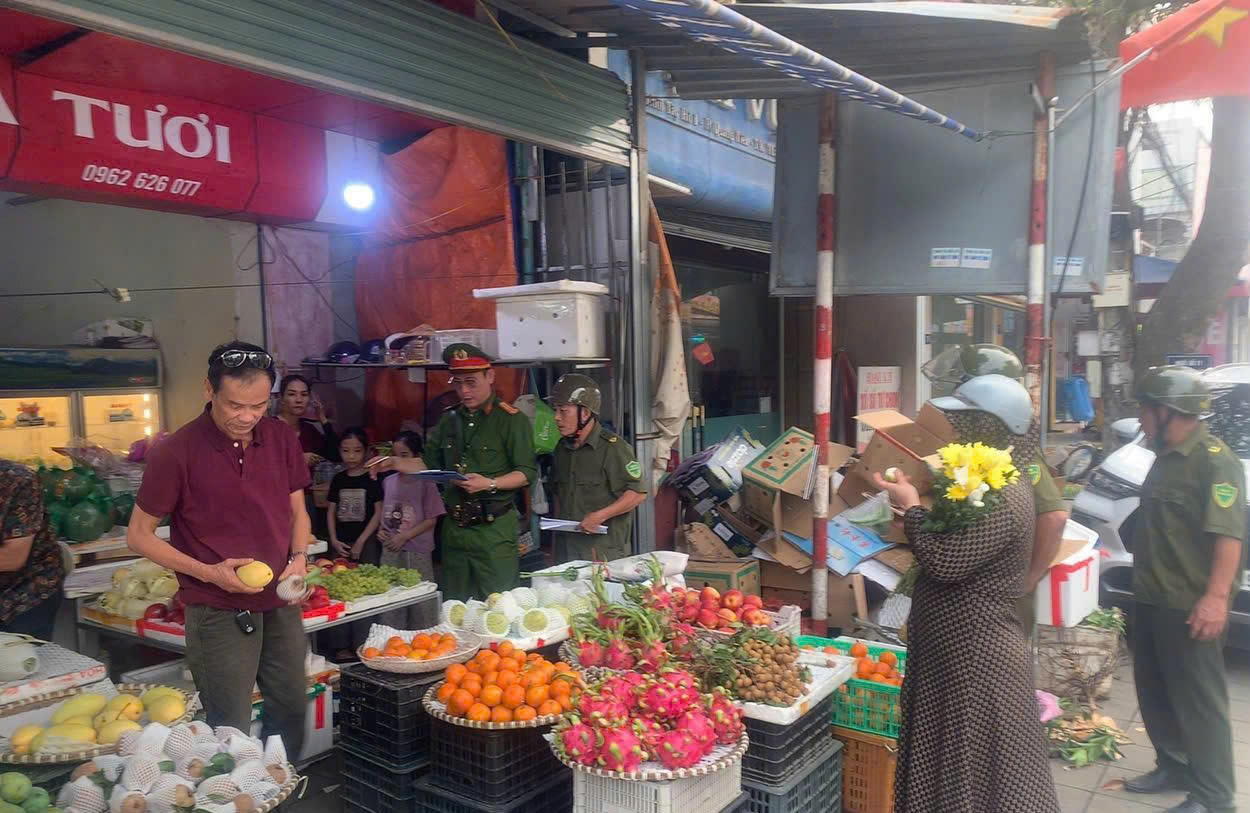 Công an phường Tây Hiếu tuyên truyền Luật Giao thông đường bộ đến hộ kinh doanh, buôn bán