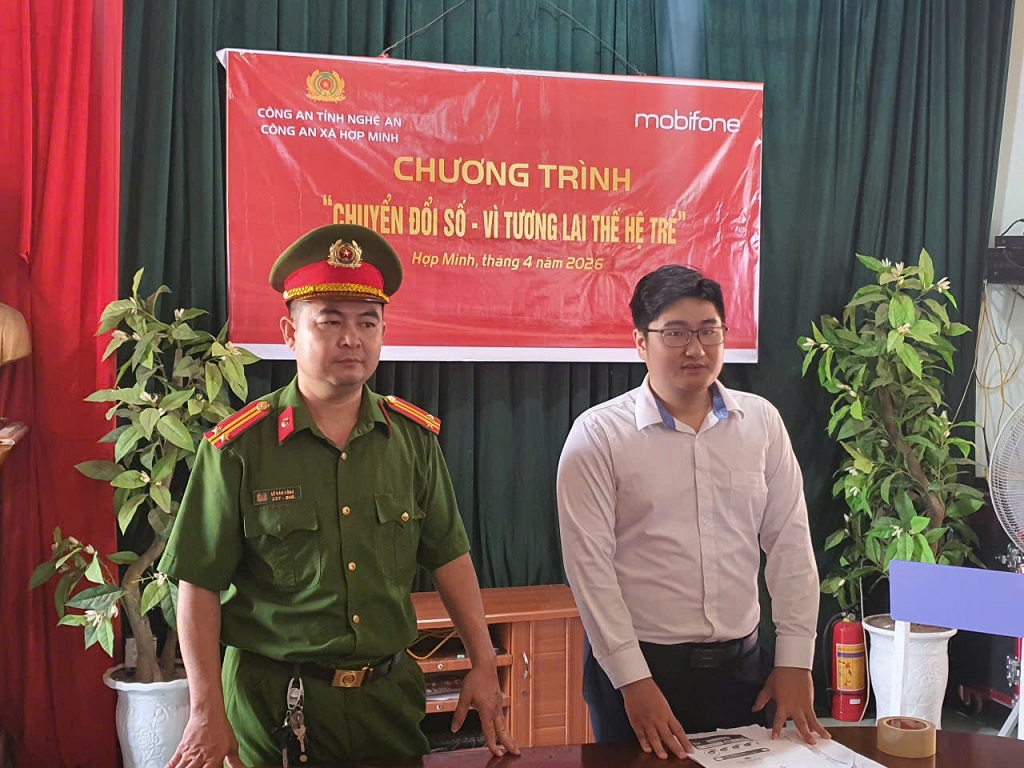 Công an xã phối hợp cùng Mobifone thực hiện chương trình “Chuyển đổi số - Vì tương lai thế hệ trẻ”