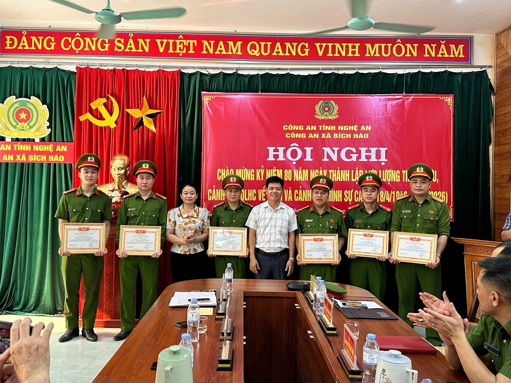 Trao thưởng tập thể, cá nhân có thành tích xuất sắc 
