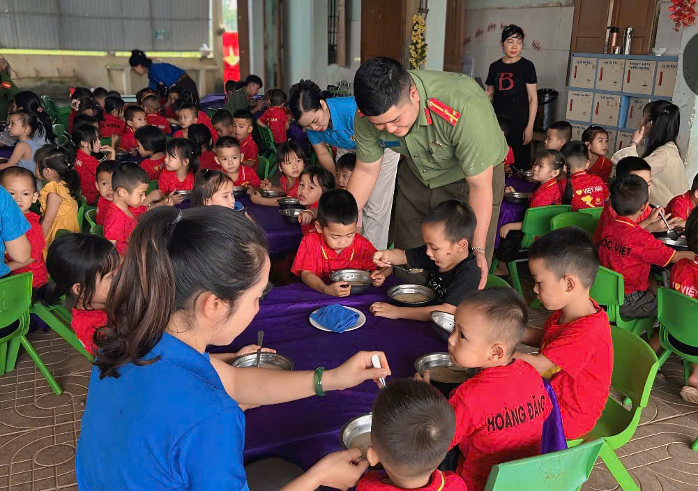 Công an xã Tân An tổ chức nấu cháo tặng trẻ mầm non