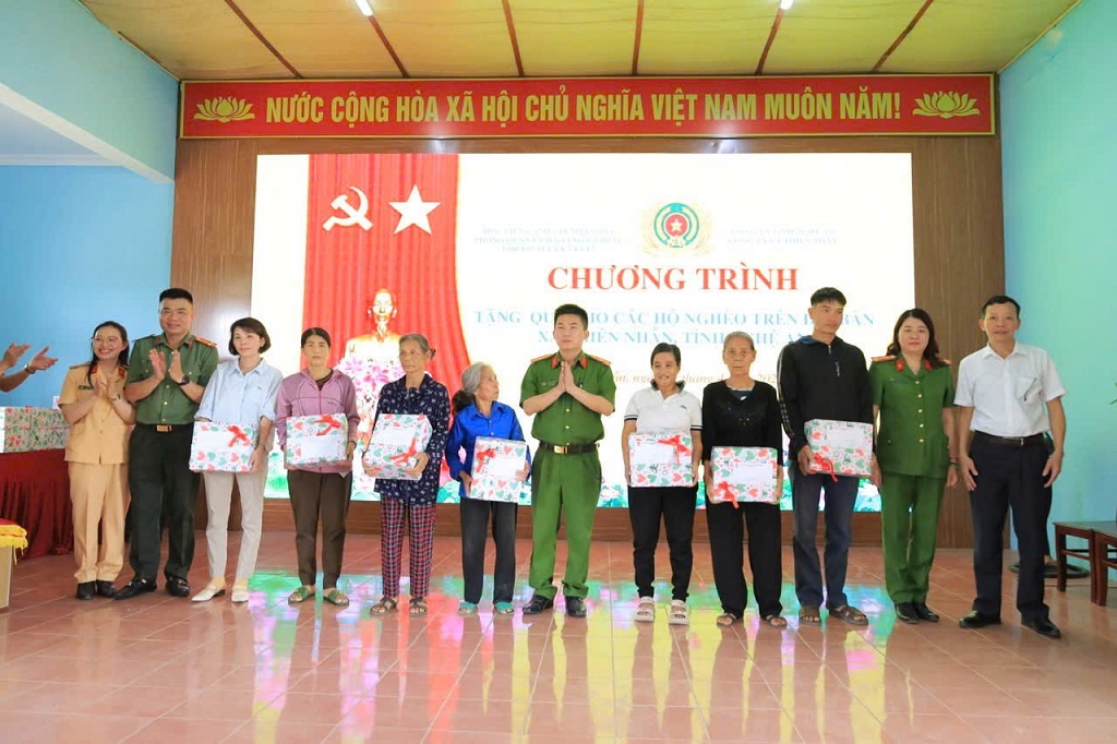 Trao quà tặng gia đình có hoàn cảnh đặc biệt khó khăn