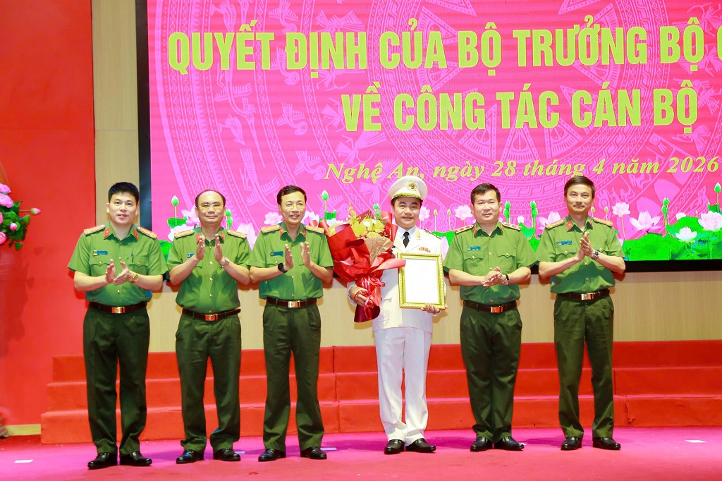 Lãnh đạo Cục An ninh chính trị nội bộ Bộ Công an chúc mừng đồng chí Đại tá Nguyễn Huy Khích