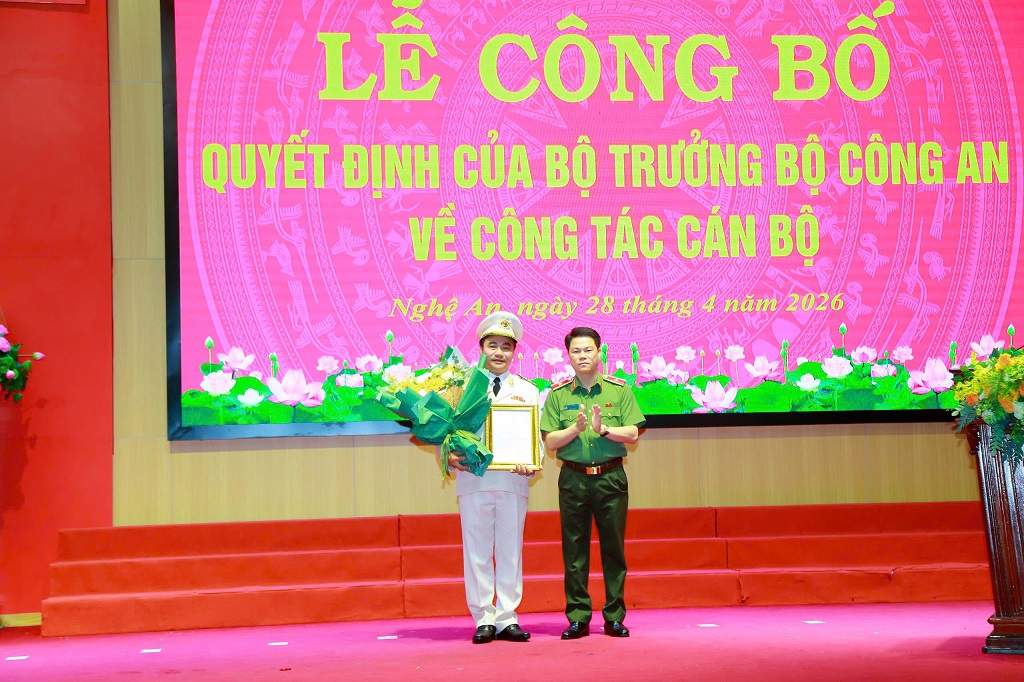 Đồng chí Thiếu tướng Nguyễn Hữu Mạnh, Ủy viên Đảng ủy Công an Trung ương, Cục trưởng Cục An ninh nội địa Bộ Công an chúc mừng đồng chí Đại tá Nguyễn Huy Khích