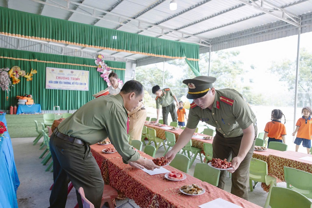 Công an xã Mường Xén phối hợp các đơn vị chuẩn bị nguyên liệu để tổ chức chương trình “Bữa cơm yêu thương”