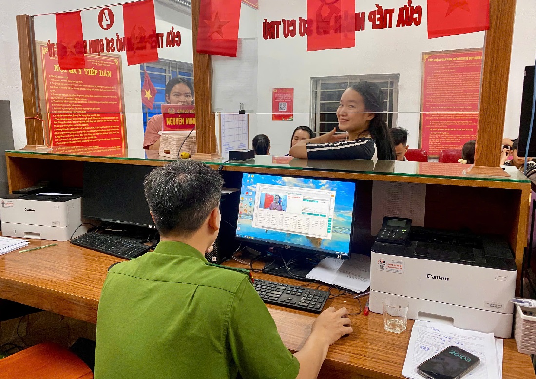 Công an phường Hoàng Mai đẩy mạnh cấp tài khoản định danh điện tử mức 2 cho công dân từ 06 – 14 tuổi