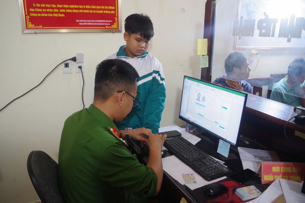  Công an xã duy trì hỗ trợ định danh điện tử cho người dân trong dịp lễ giỗ Tổ Hùng Vương