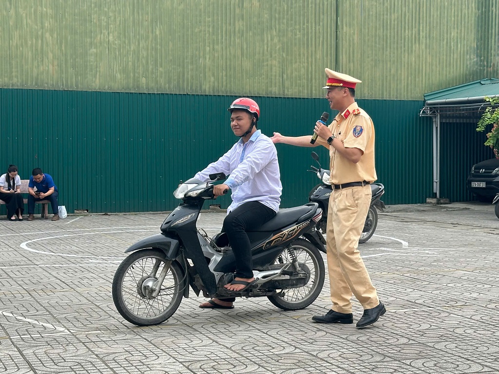 Hướng dẫn học sinh điều khiển phương tiện khi đủ điều kiện  