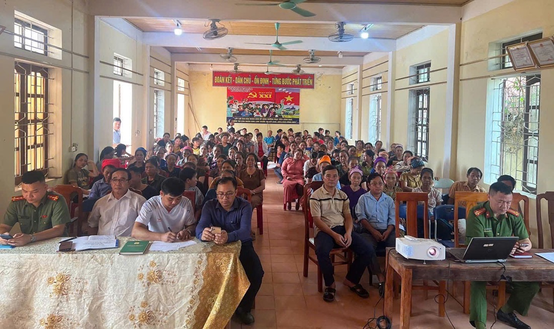 Công an xã Quỳ Châu tuyên truyền pháp luật tới người dân bản Pọong