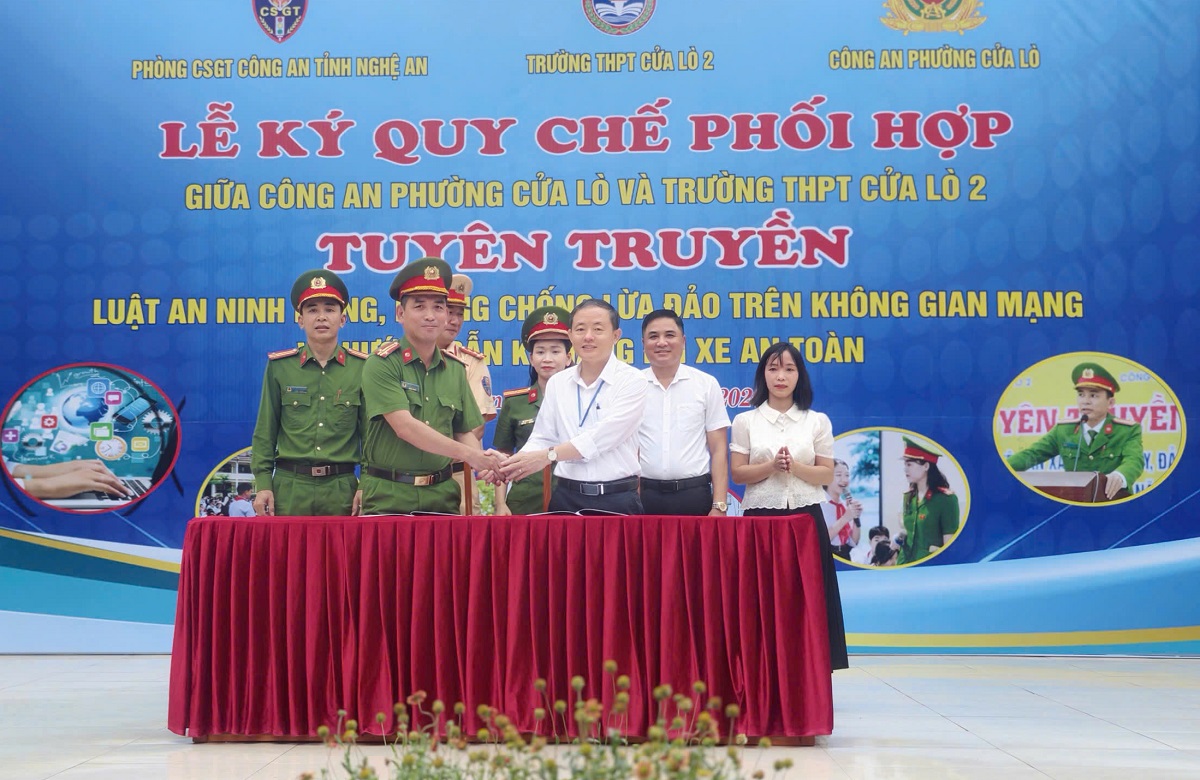 Trường THPT Cửa Lò 2 và Công an phường Cửa Lò ký kết quy chế phối hợp