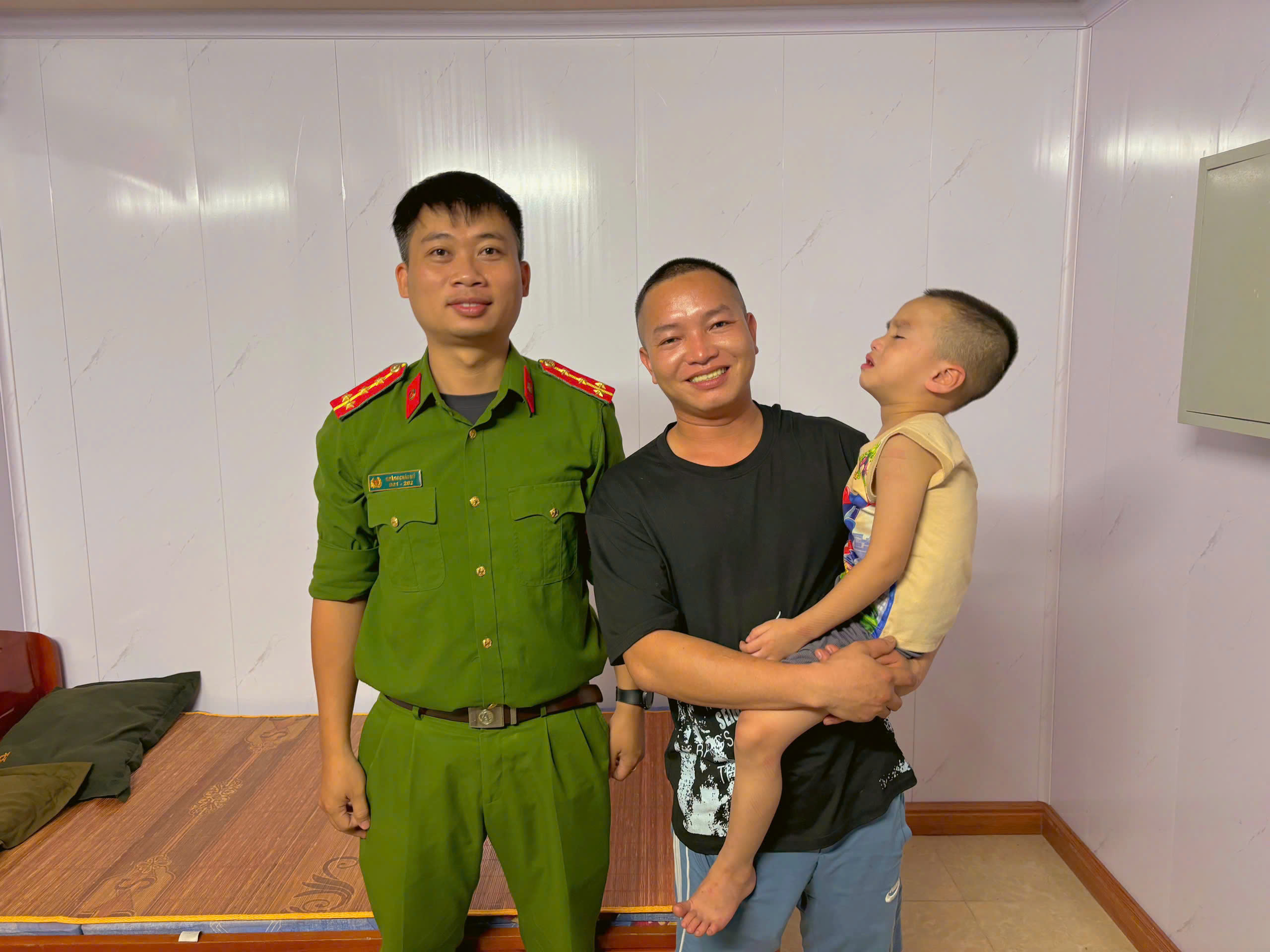 Công an phường Cửa Lò hỗ trợ cháu bé bị lạc người thân